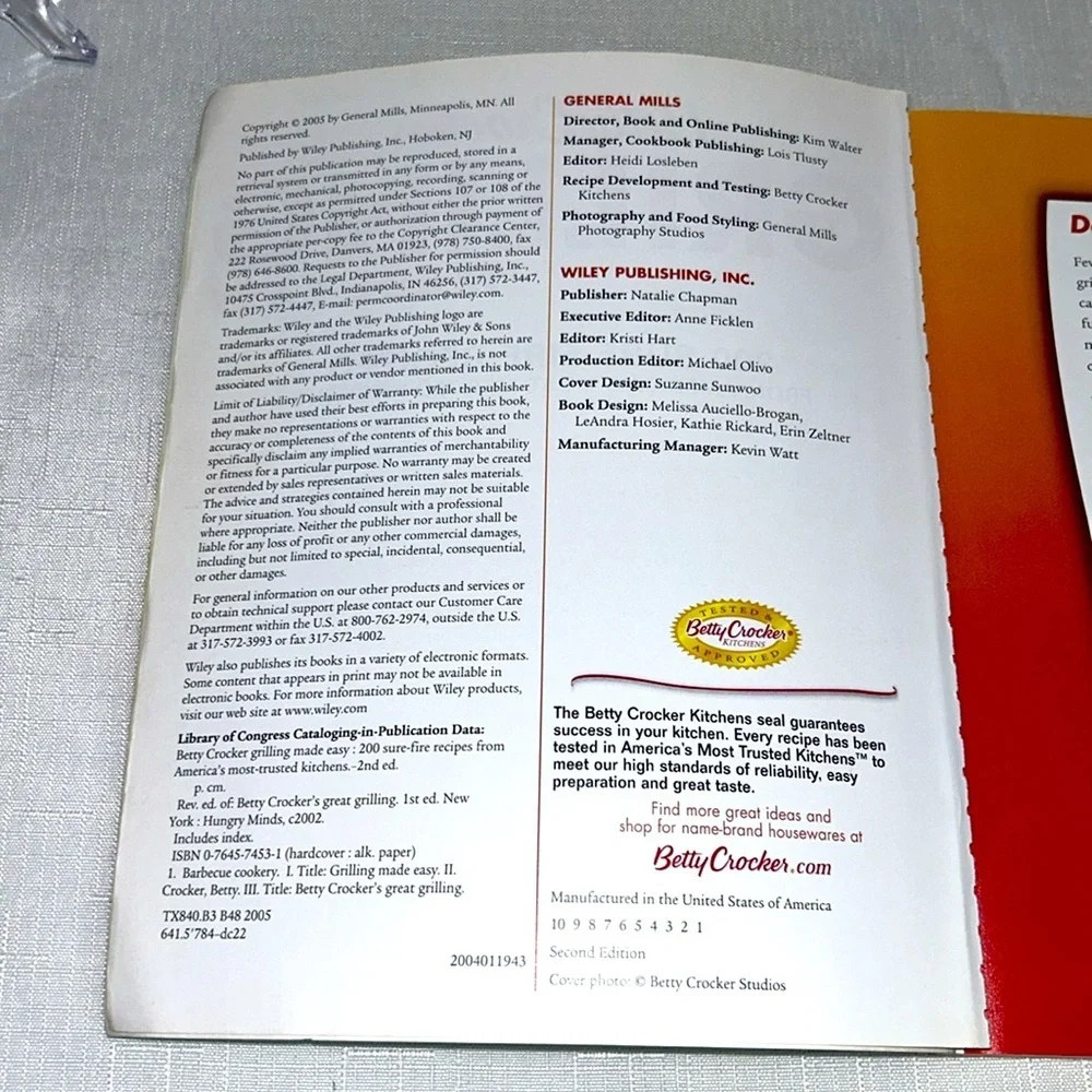 Betty Crocker Grilling Made Easy ©️2005 Vintage Cookbook
